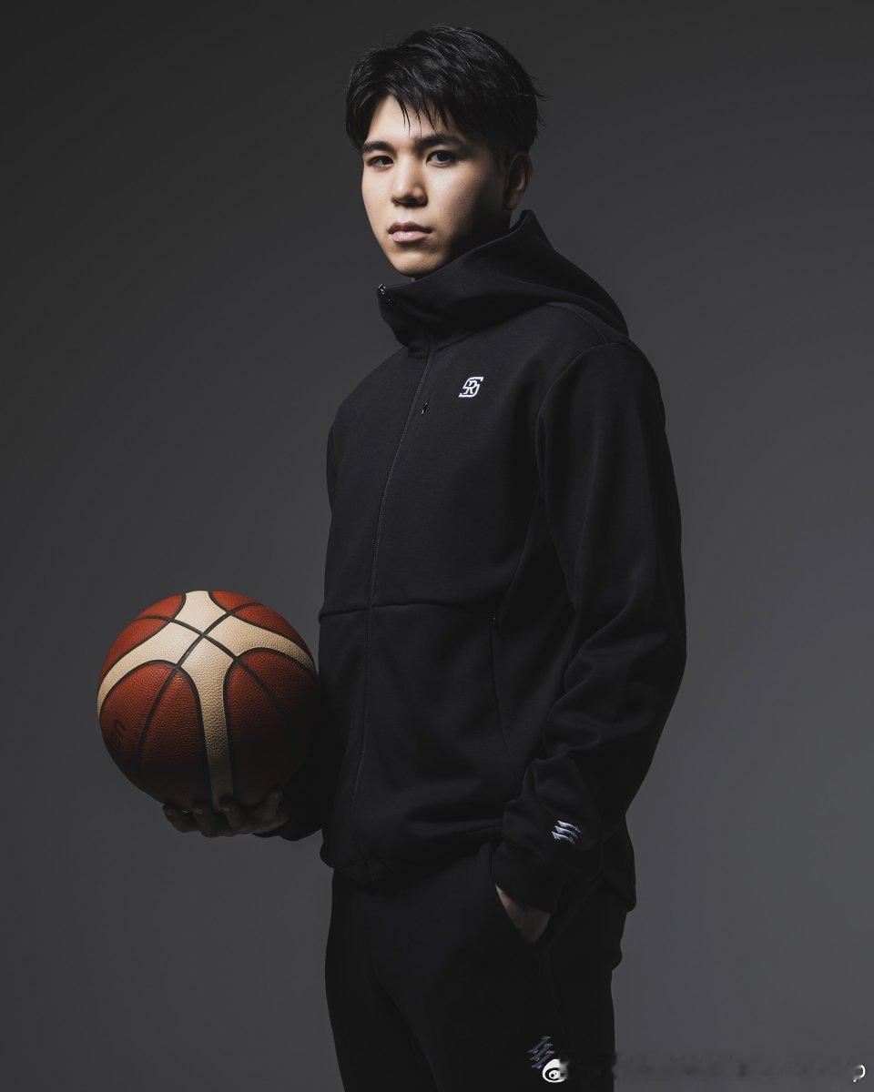 日本后卫濑川琉久(2006-185cm-PG)签约EGOZARU品牌后不仅推出了