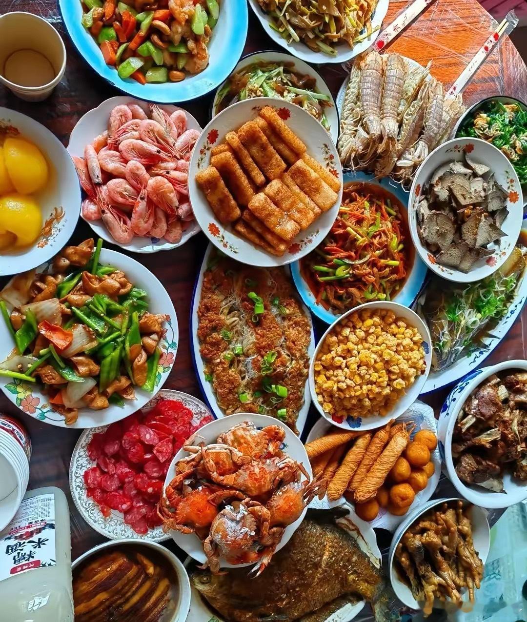 年夜饭必须要吃的几道菜:第一:要吃猪头，有福第二:要吃活鱼，余财第三:要吃猪爪，
