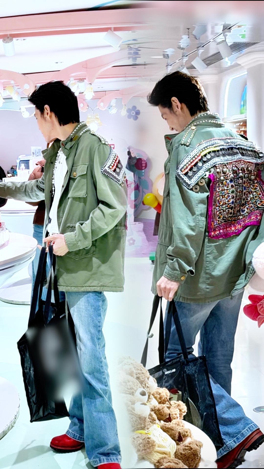 向佐为郭碧婷买了个巨型猪公仔 向佐也太宠了吧，又给郭碧婷买巨型猪公仔又陪粉丝拆盲