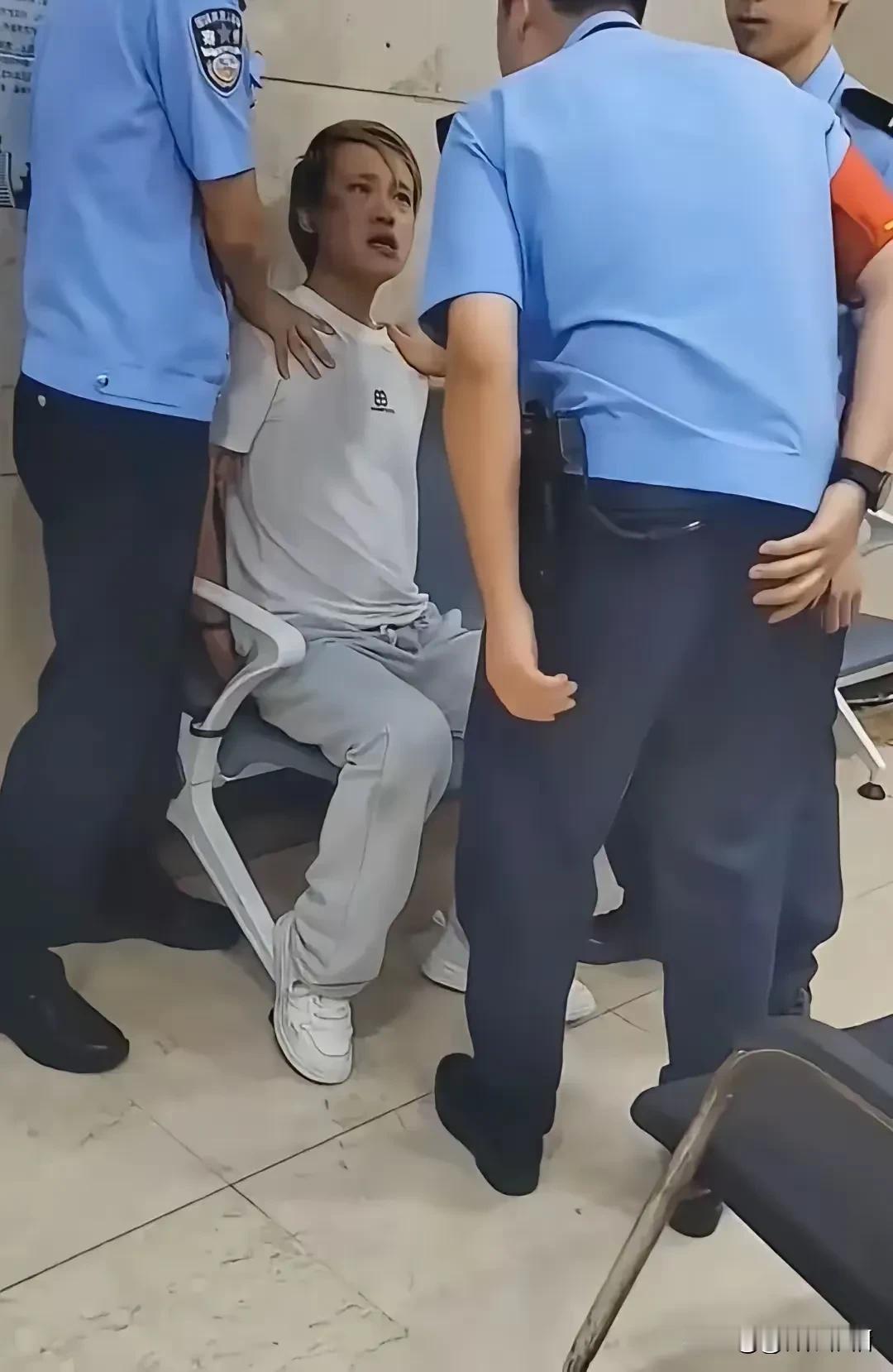 八百文哥挑战千万老板，老板保住了八百损失了千万，文哥丢了八百又丢了后半生。
  