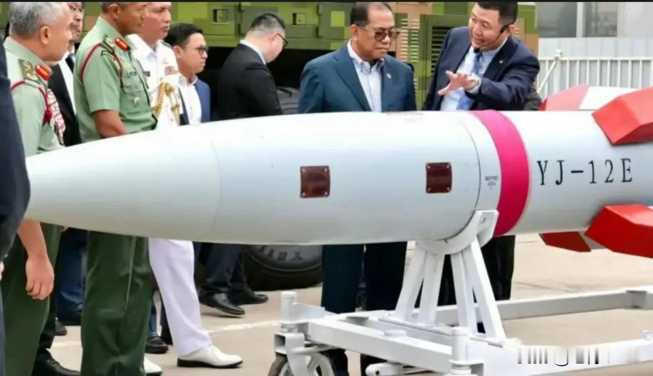 1. 马来西亚国防部长考察鹰击 - 12E导弹：马来西亚国防部长访华首日直奔航天