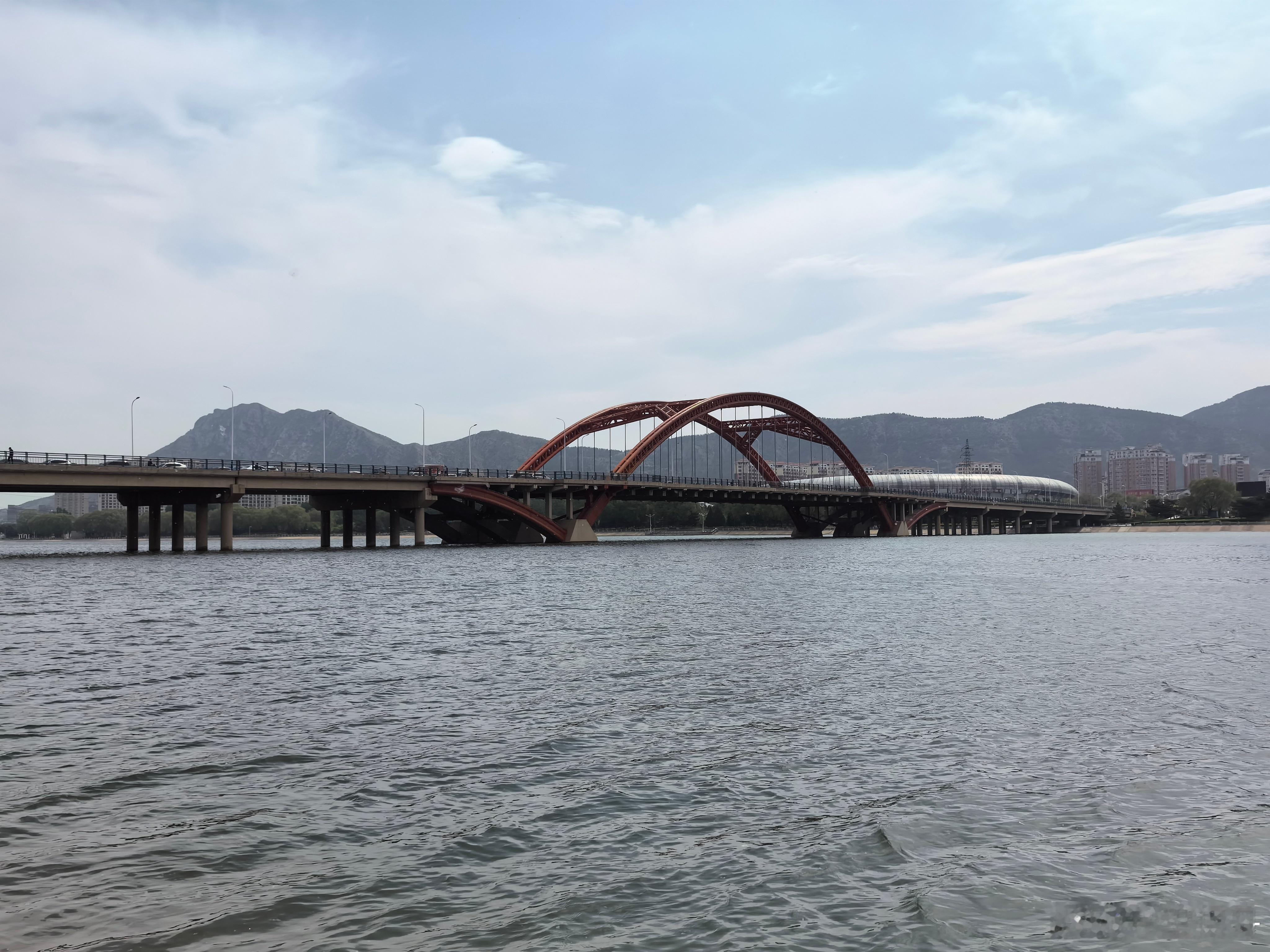 #五一假期随手拍# 在辽宁省朝阳市有一条河流穿城而过，那就是大凌河。她如同一条玉