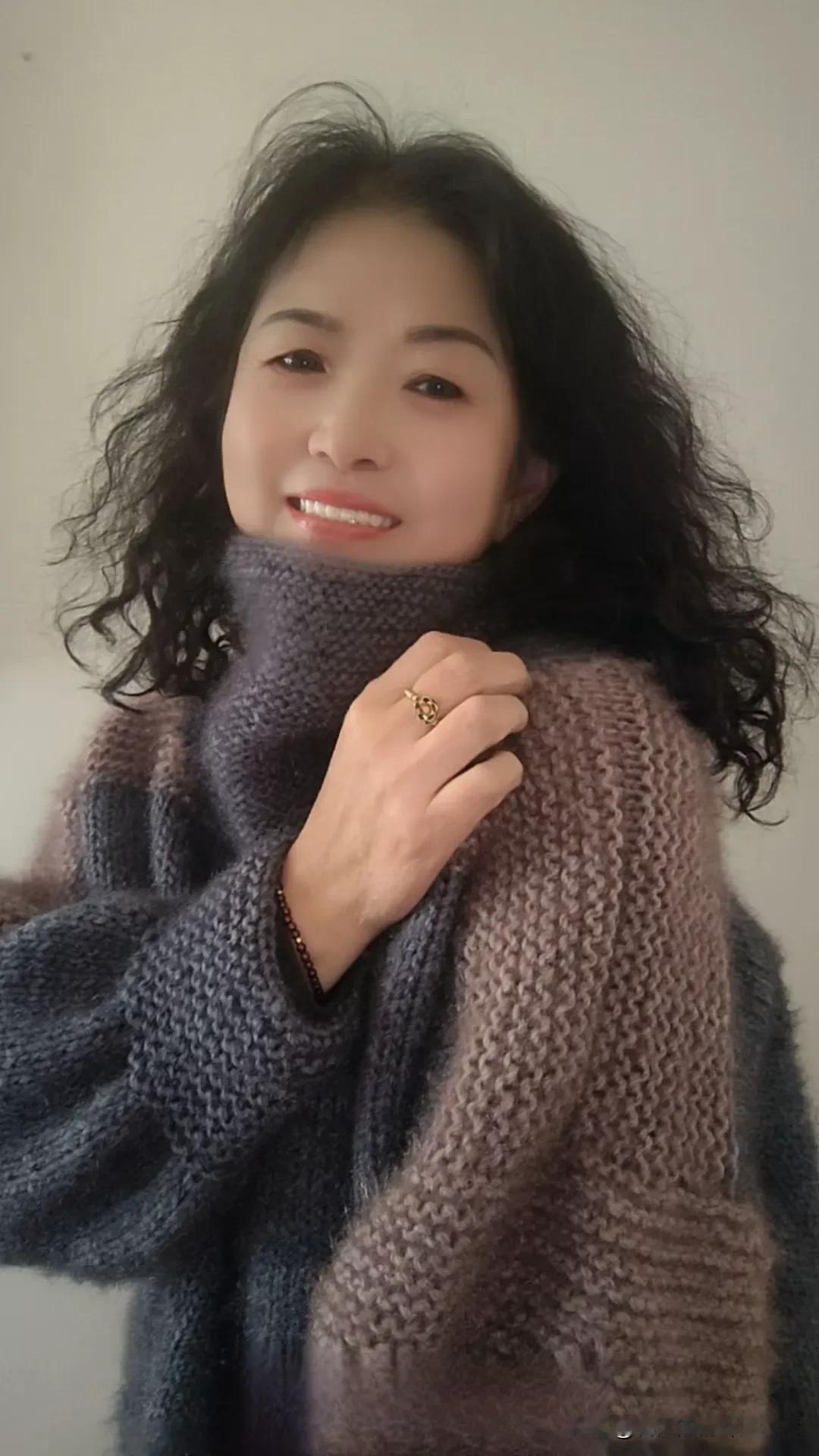 有和我一样的吗？下班后啥也不干，就织毛衣。
碗也不刷，房间也不收拾，就喜欢坐沙发