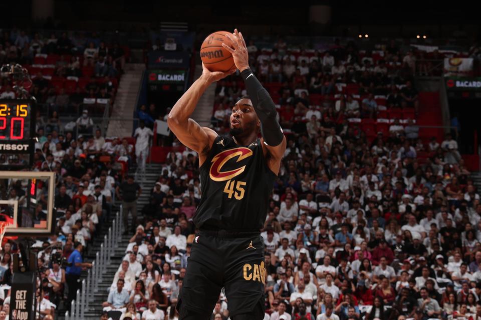 硬仗！NBA季后赛单场得分45+排名： 

1、乔丹：23场
2、詹姆斯：11场