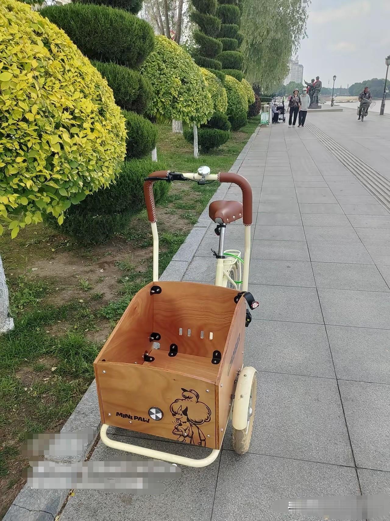 这个世界上，不仅人分三六九等，连狗狗都分三六九等。分宠物狗，家狗和野狗。

遛弯