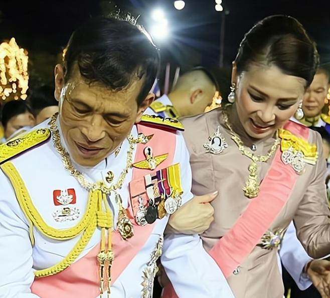 苏提达王后和泰王一起低头，夫妻俩竟然有那么一点点夫妻相。话说，苏提达王后还真是没