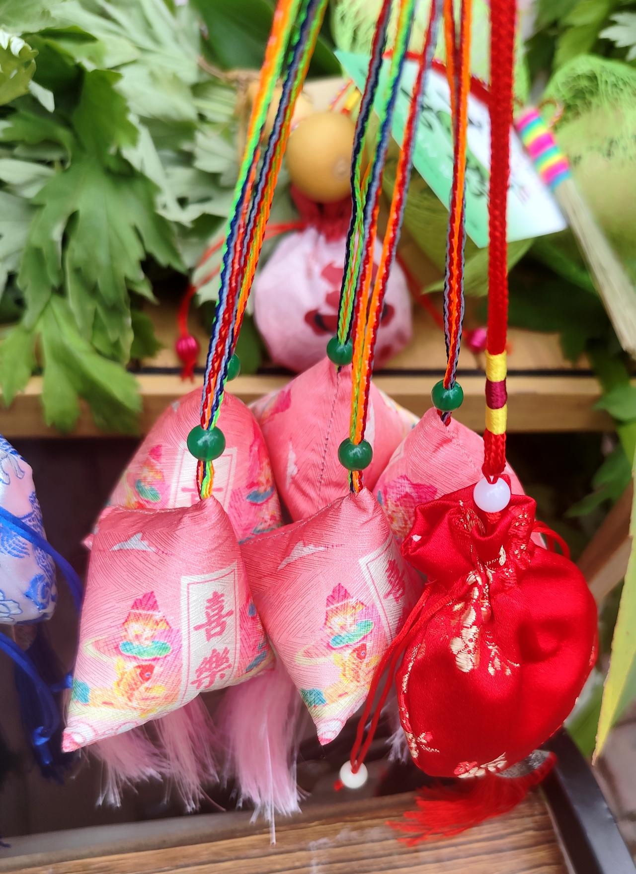 荷包和香囊庆端午。今天是中国人民传统端午佳节，五艾草香包和艺术荷包，作为吉祥物，