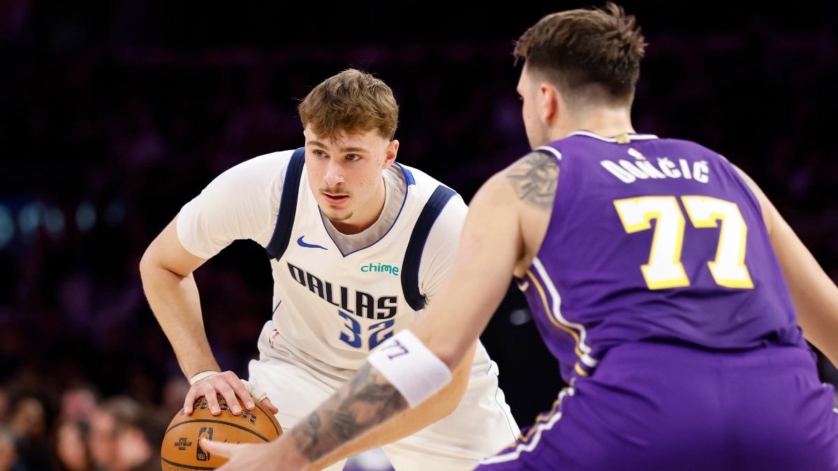 弗拉格追平 2019 年的东契奇，并列成为独行侠队史单场得分最多的新秀球员。nb