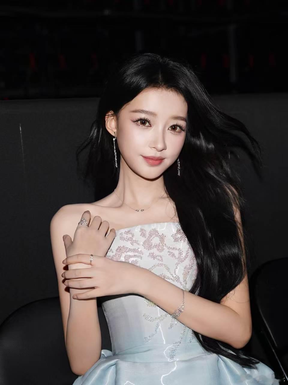 孙怡乘风战绩细腻声线诉说温情故事，孙怡倾情演唱《萱草花》，情感氛围感十足，期待解