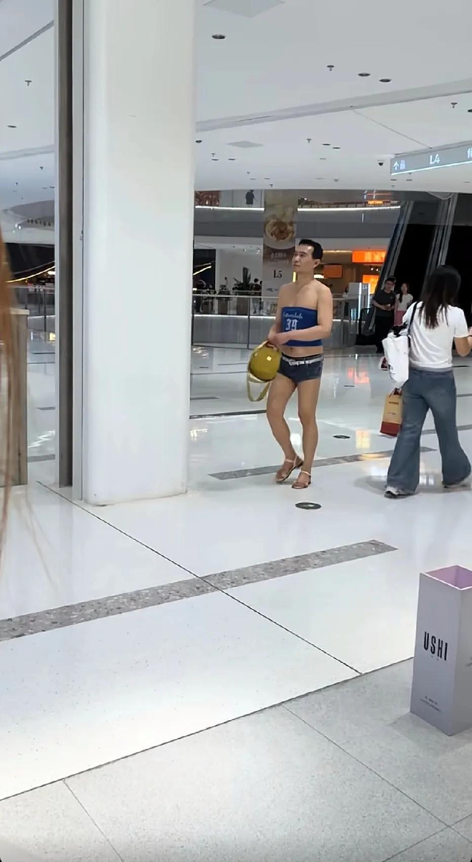 大哥，这穿搭，太前卫了！勇气可嘉，做自己。就是穿的有点太少了。[震惊]