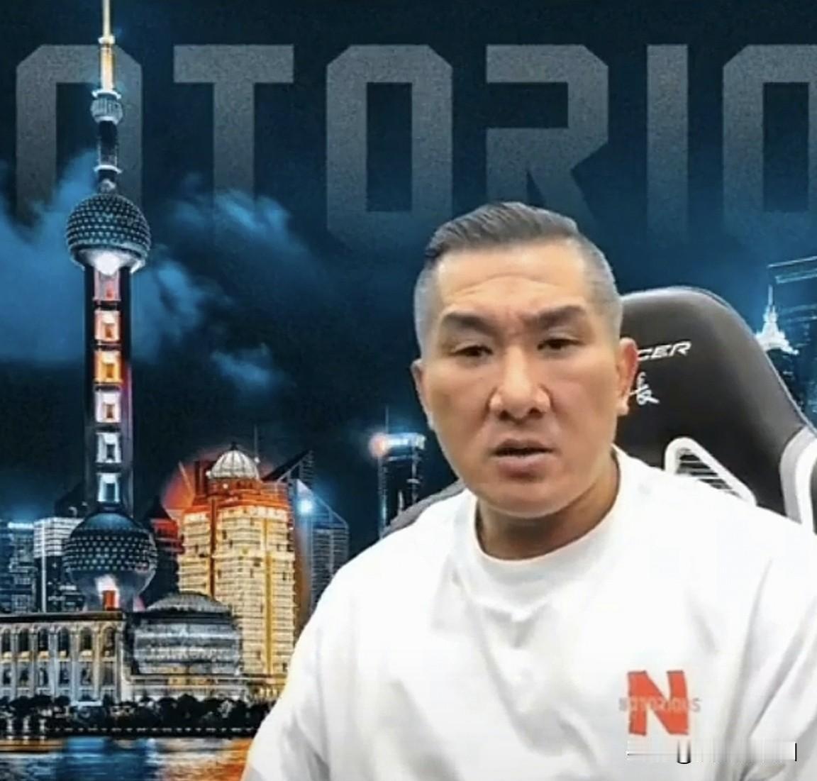 渐渐的有点喜欢他了！
台湾“馆长”又到大陆来了，
本来“馆长”只是台湾的网红，