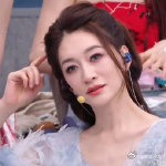 李小冉蓝色美瞳 乘风 2026 一眼就被三公造型打动，蓝美瞳勾勒灵动眉眼，为了舞