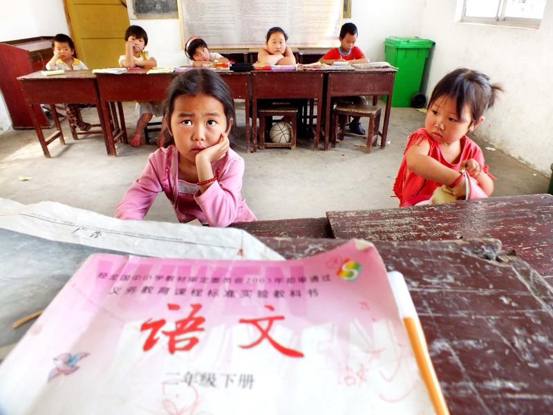 最近，12岁女孩佳佳的作文《我的第二个爸爸》感动全网。佳佳父亲病逝，母亲残疾，她