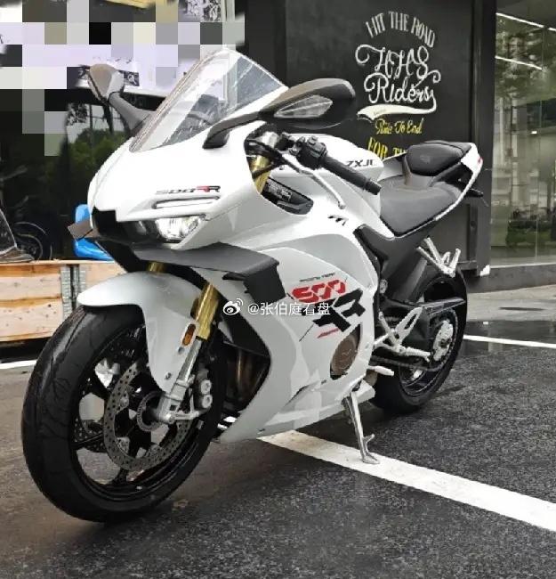 9月国产中大排量摩托车销量排行：
 
1. 张雪机车：9979台
2. 春风动力