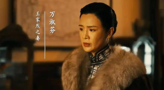1935年春天的贵阳街头，有人贴了一副对联，八个字：“王纲坠地，万恶滔天”。上联