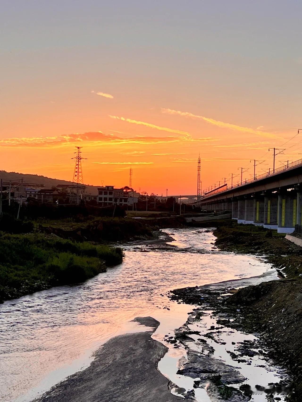 分享手机里随手拍的风景照片旅游途中随手定格落日与晚风，山河烟火，平凡日常全是温柔