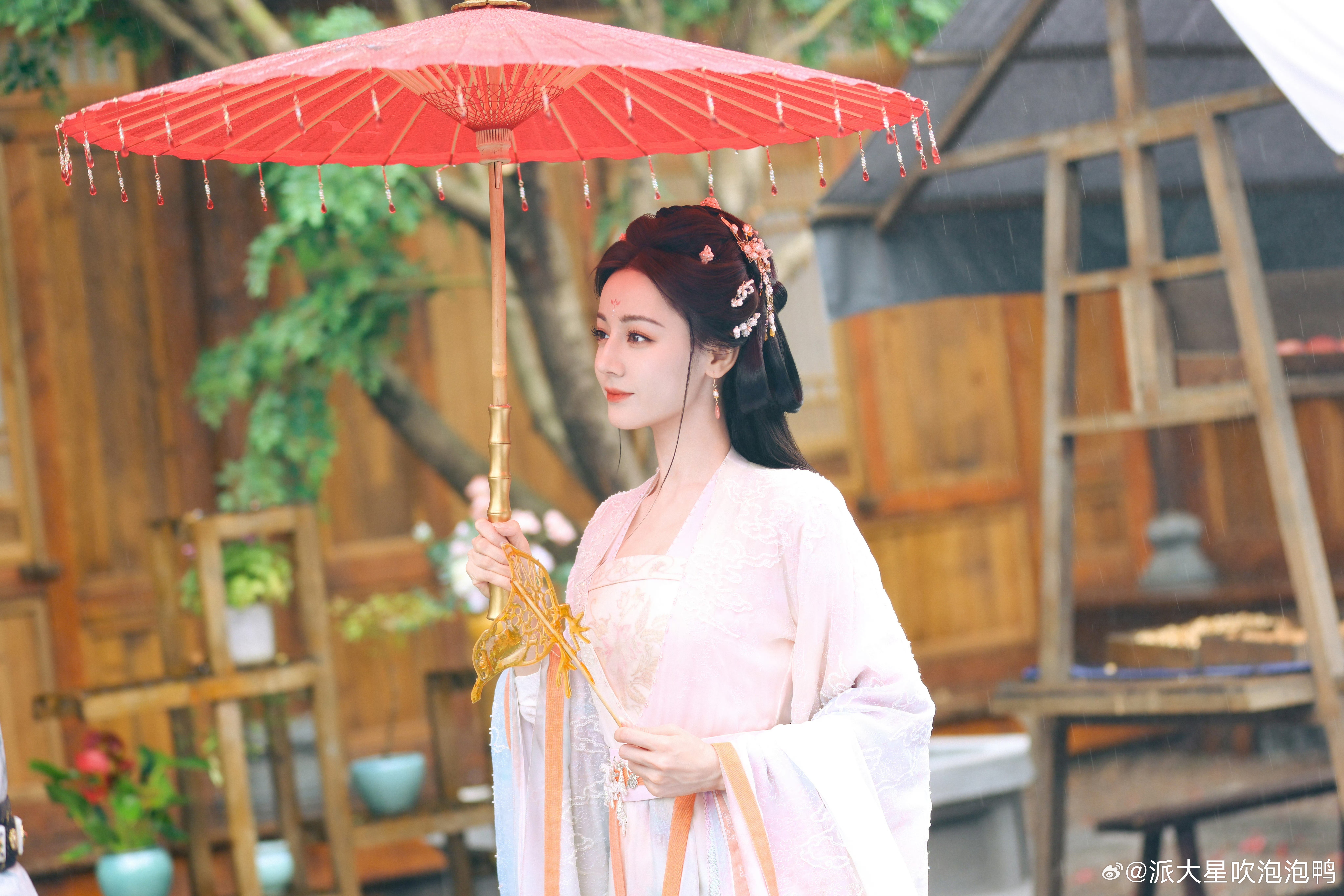 白日提灯万千人海中一眼认出爱人迪丽热巴打戏现场直击白日提灯 谁懂啊！段胥认出贺思