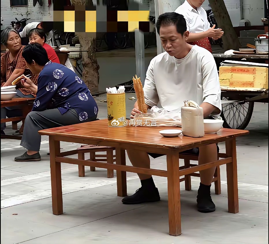 谁能想到，一线老戏骨明星，早餐居然也吃的这么寒酸，就一个油条和豆浆，突然觉得好可