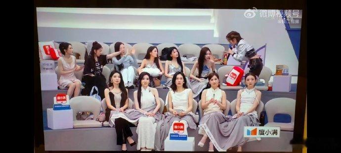 李斯丹妮向孙怡江语晨宋妍霏道歉浪姐直播真诚致歉化解隔阂，团队相处愈发和睦融洽 