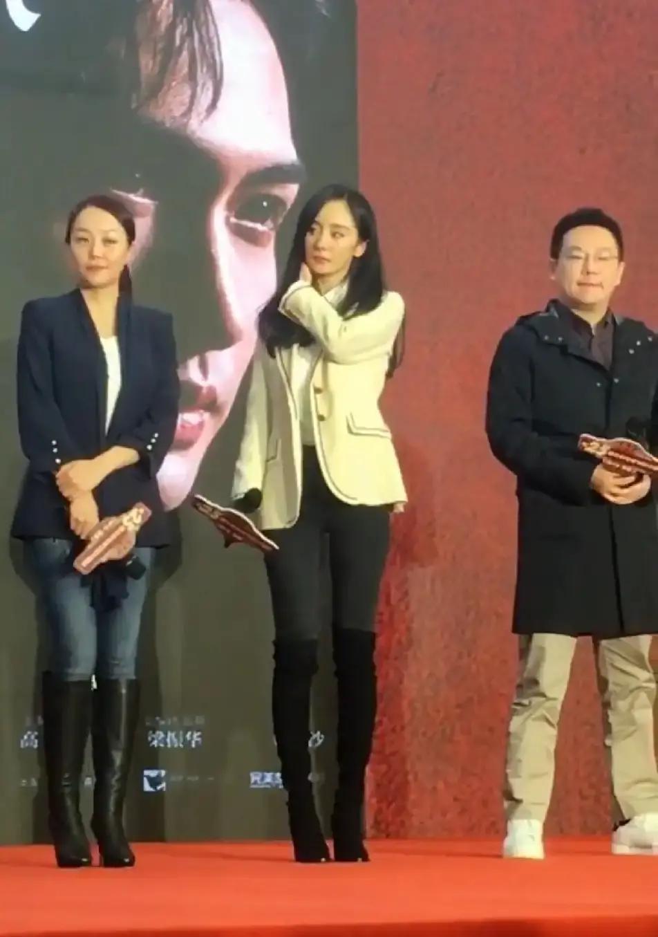 谁能想到，官方身高166.5，硬是穿出了一米七二的视觉效果。
最新饭拍，杨幂身边