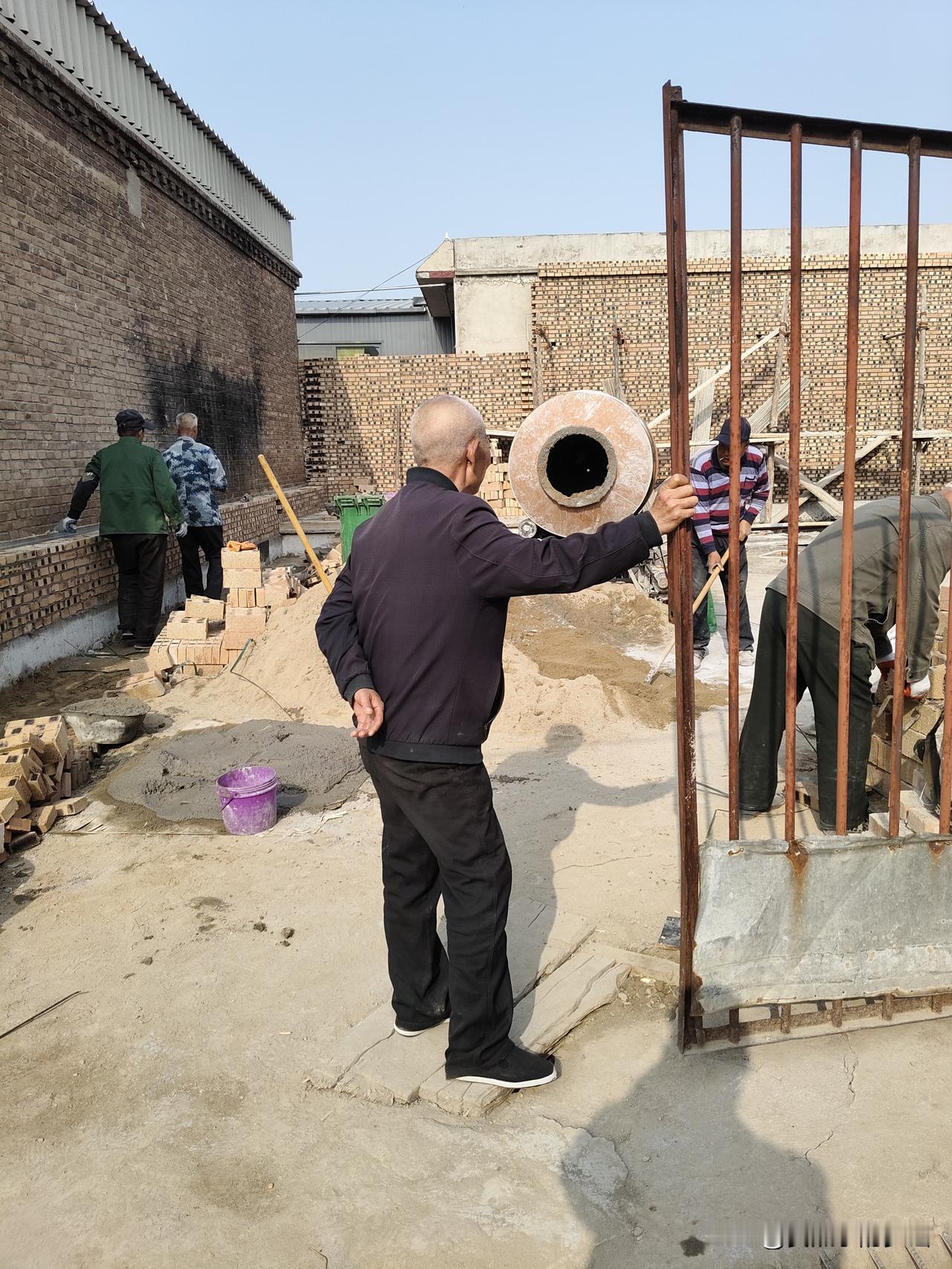 农村自建房逐渐增加。

城市楼房已经饱和。农村自建房异军突起。

老百姓说，还是