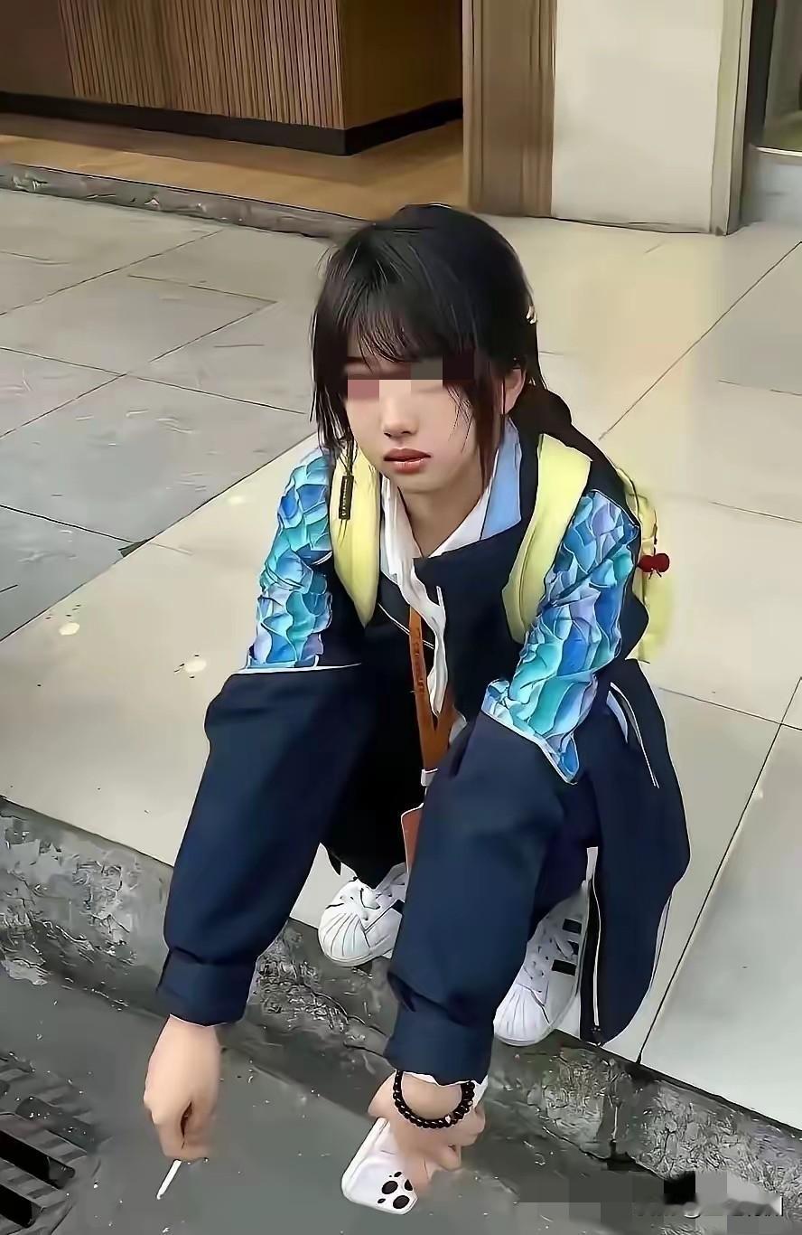 这女孩子，不知道谁家的，看着应该是一个初中生，长得好看，年龄差不多十三四岁。但这