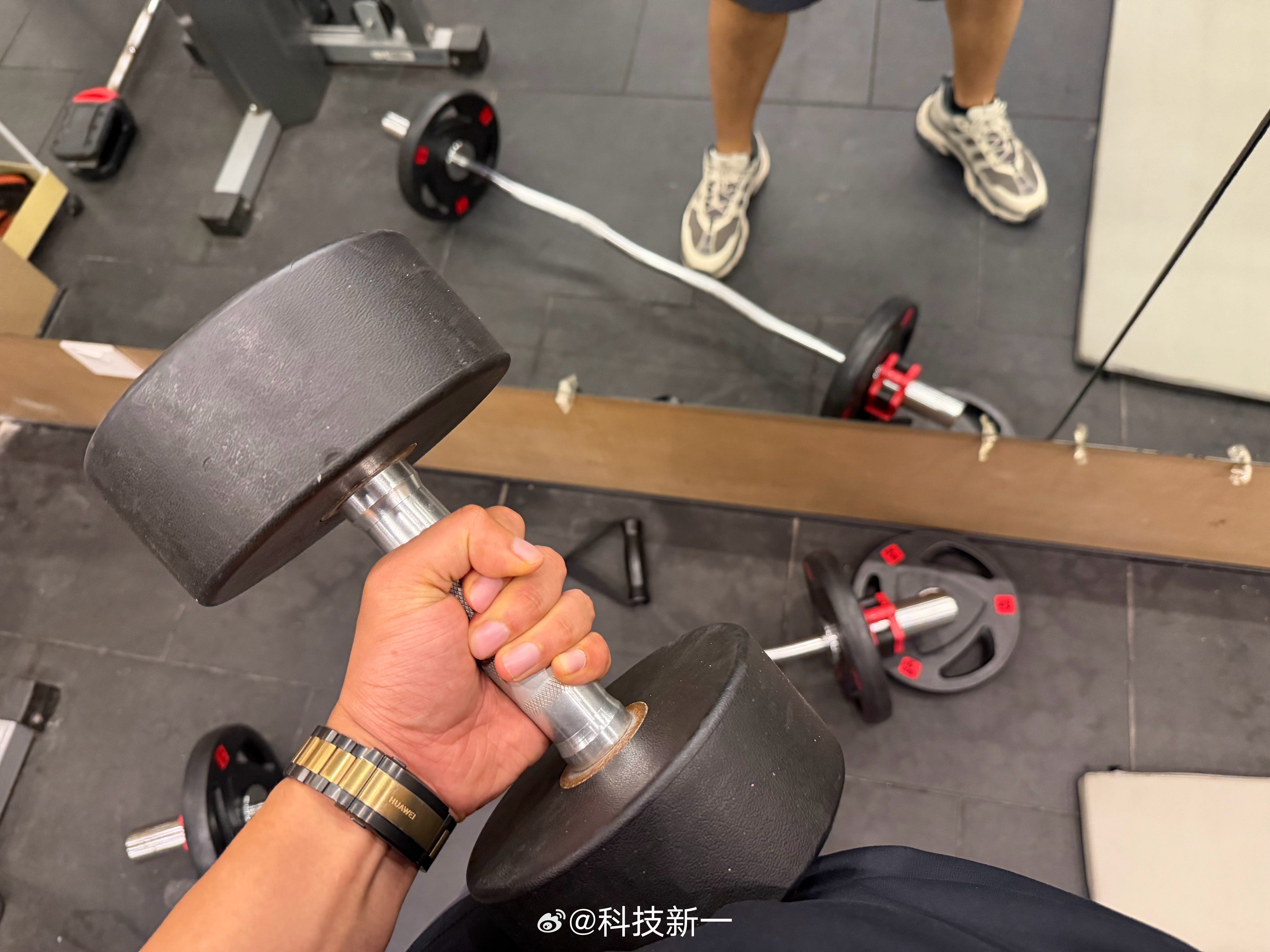 出来健个身，以后每晚都健身，到哥这个岁数你们就知道了，钱财那都是身外之物，是浮云