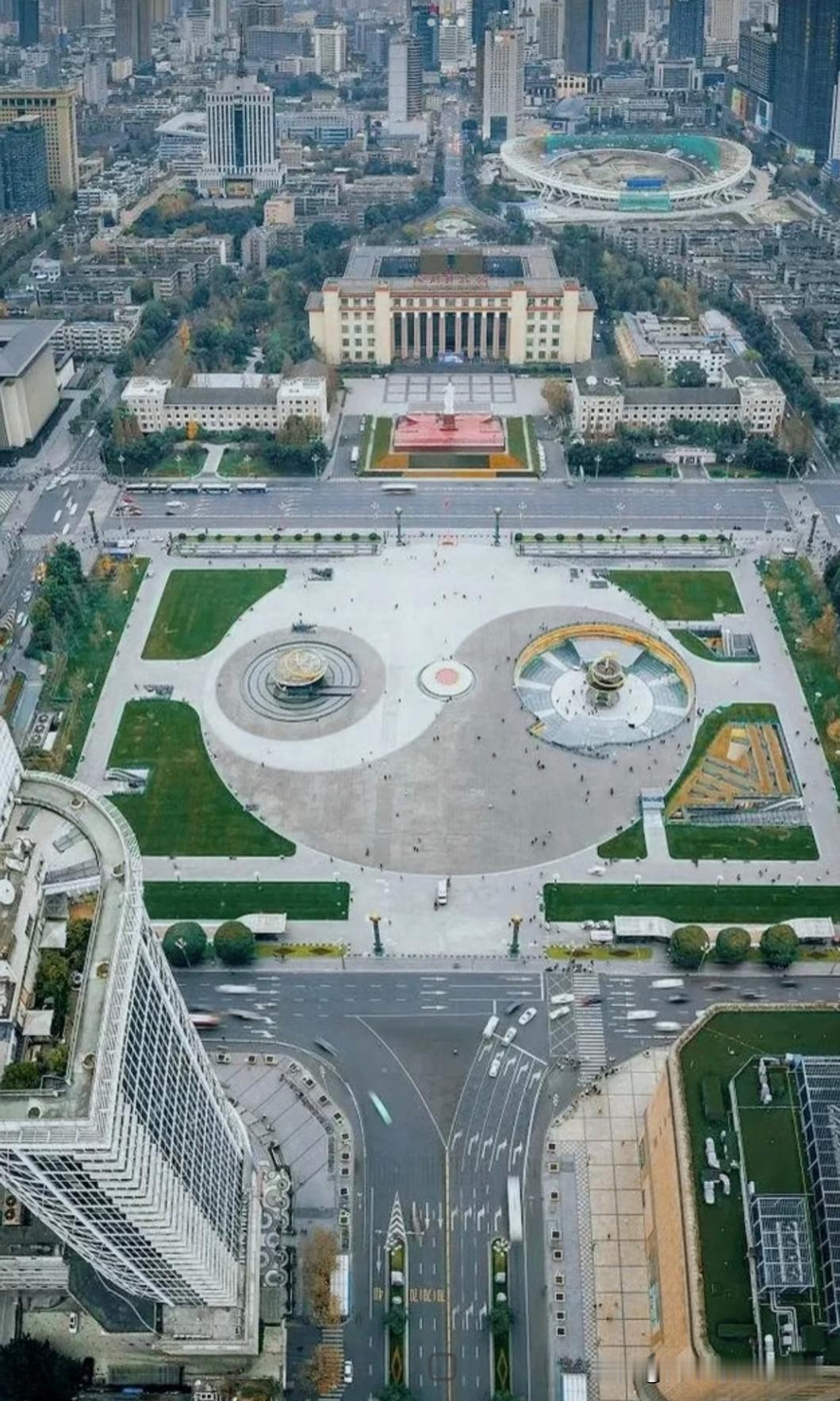 坐标成都天府广场。
     太极图道家文化的发源地，所有车辆逆时针旋转而聚气，