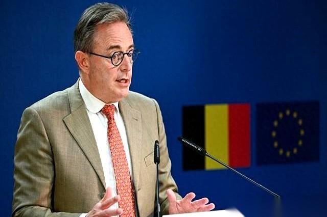 堂堂一国首相，居然对自家国家队冷眼旁观。
比利时“红魔”在场上拼命，首相德韦弗却