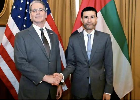 美国正琢磨着，给阿联酋搞点财政上的支持，还要弄个货币互换，谁能想到，平时花钱跟流