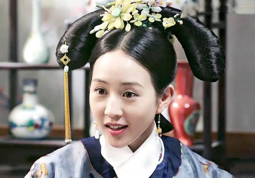 1722年，雍正给14岁乾隆配了宫女，照顾他的饮食起居。

没人能料到，这个看似