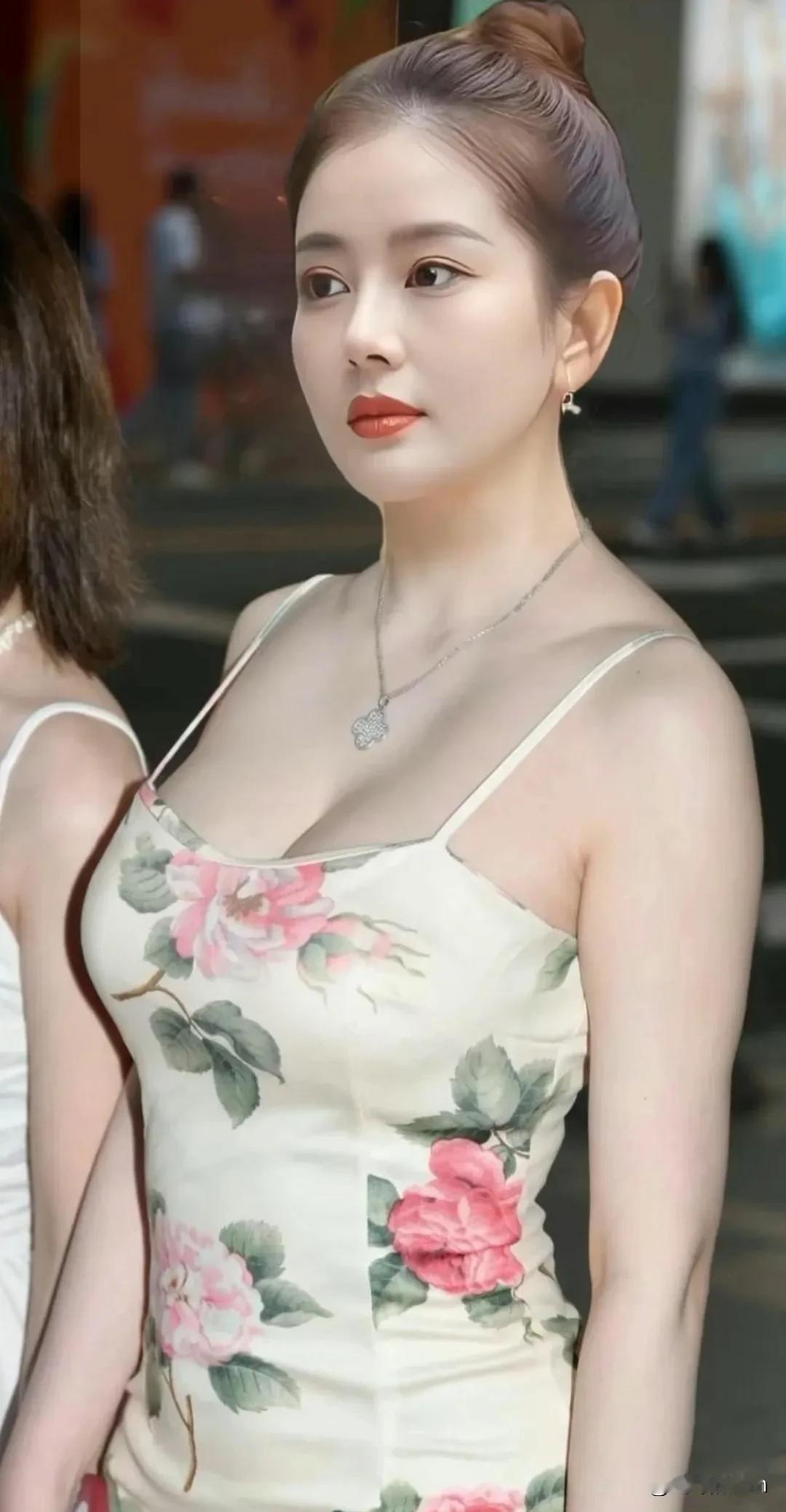 青丝素裙红唇艳，性感妩媚似仙姿。