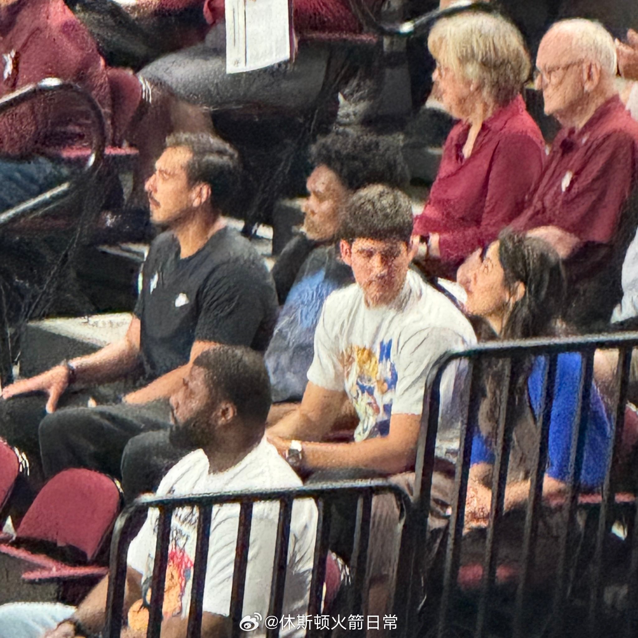 谢泼德和阿门-汤普森今天来到里德体育馆观看德州农工大学对阵肯塔基大学的比赛。里德