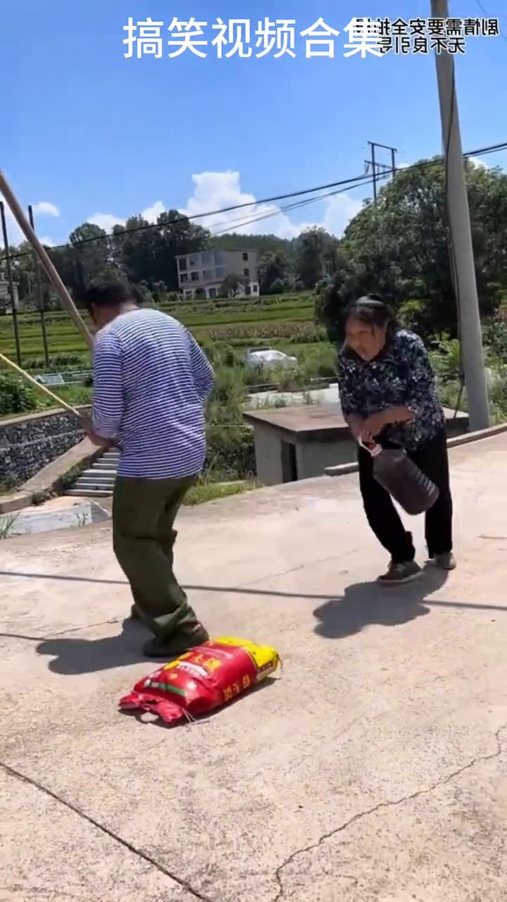 搞笑视频合集。
米心拿个眼，看一遍笑一遍。搞笑视频合集。