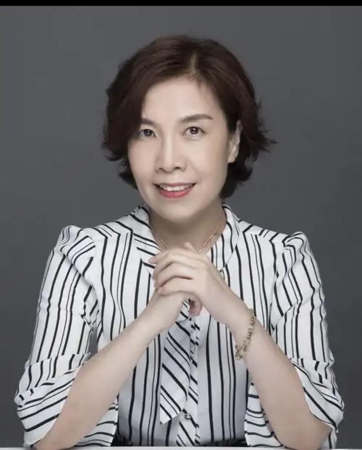 湘雅这把火，终究烧到了58岁的谷文萍医生身上。

官方停诊通报一出，这位还差两年