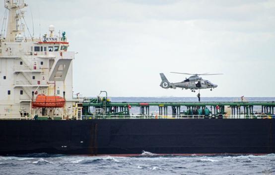 本以为海上航运只是正常跑船，没想到地中海突然上演强硬一幕。
3月20日，法国海军