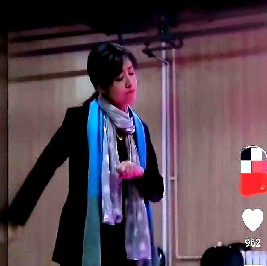 快60岁的女人扎马尾装嫩，你绝对会起一身鸡皮疙瘩。可58岁的周涛歪着头甩出一句真