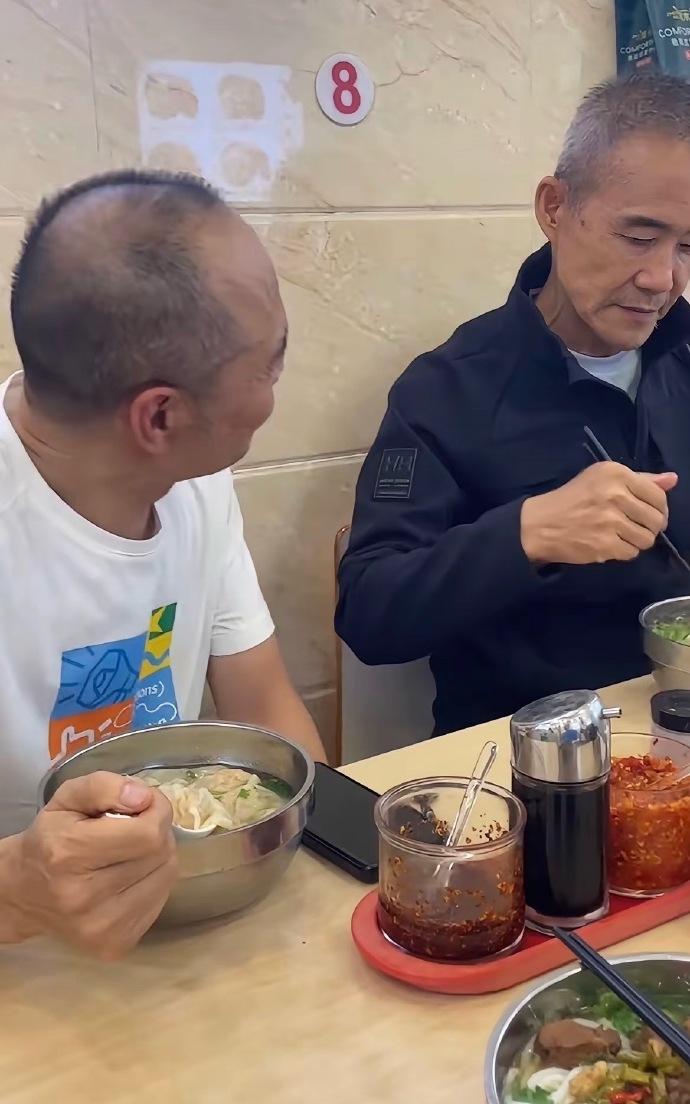 真正通透的人，从不用消费标榜身份。75岁的王石蹲城中村路边摊 10 块剪头发，一