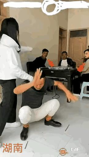 这婆娘可不是善茬，男人打个麻将你就如此动粗，还口吐莲花指责麻友，一点面子都不给留
