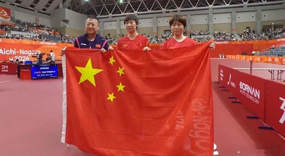 双曼组合状态真好啊，全场压着对手打，4比0轻松完胜[赞]，祝贺两位3金王，女队完