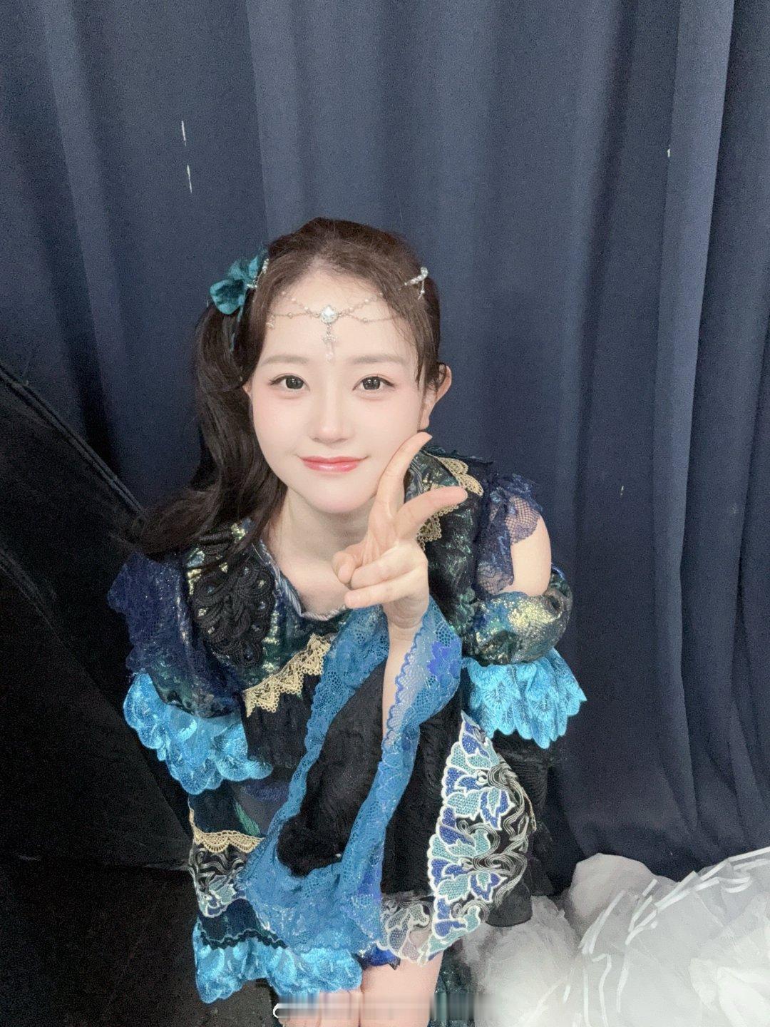 在后台捡到了一个野生手机支架，不过只能拉到这么高了[馋嘴]对了，今天带了从韩国带