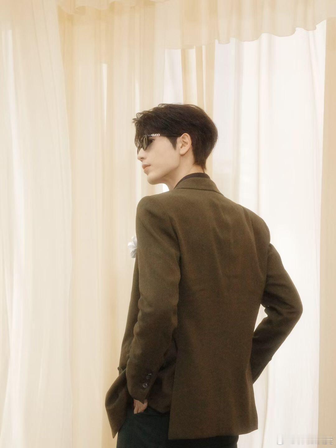 张凌赫  张凌赫星光大赏ootdcheck花絮张凌赫｜ 