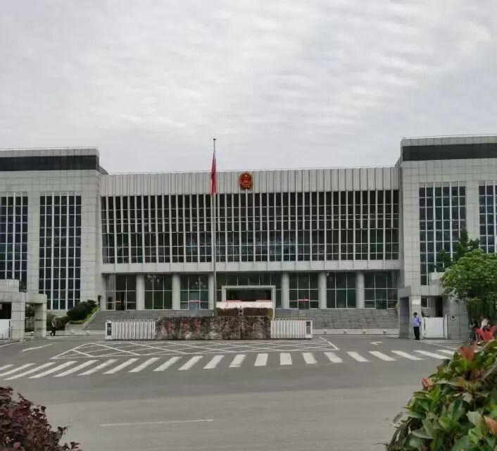 一个已婚男子看上了同村的已婚少妇，多次追求女子表达爱意，两个人暗地里真的发生了关
