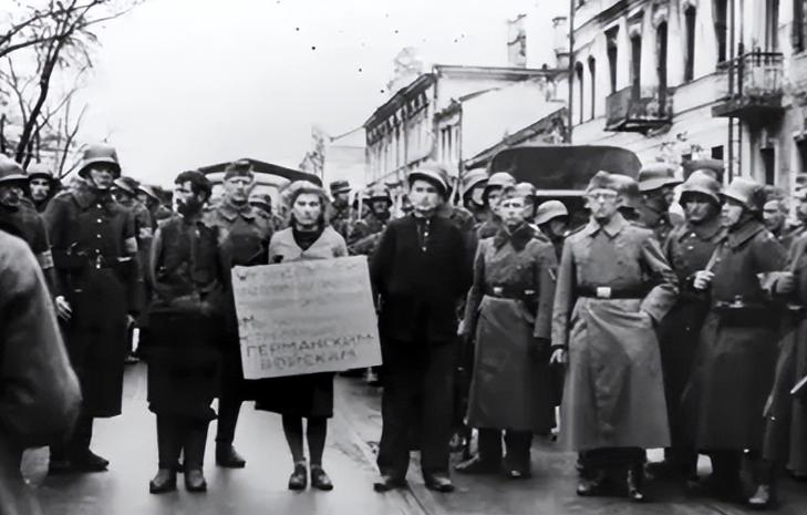 1941年，苏联女英雄，勃洛斯金娜就义照，从照片中我们可以看见，她被反绑着手，脖