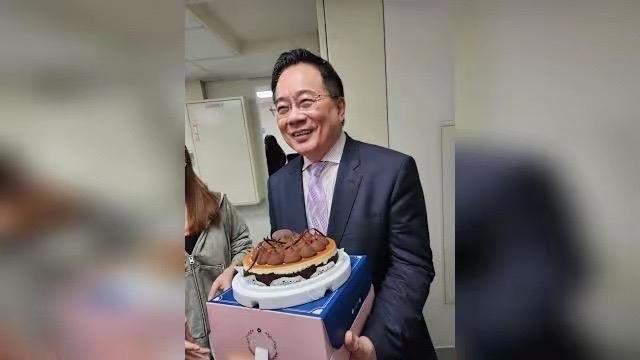 今天这膝盖疼得钻心，连下床都费劲，可我满脑子想的都是正元兄——我那今天要走进看守