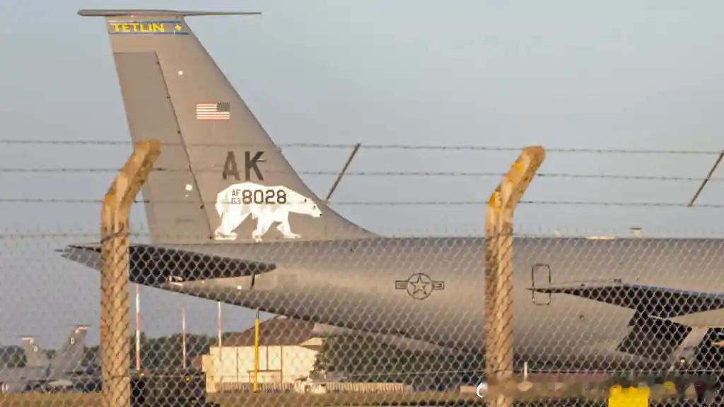 美伊以冲突 第二架受损的KC-135加油机出现在英国米尔登霍尔空军基地。这架飞机