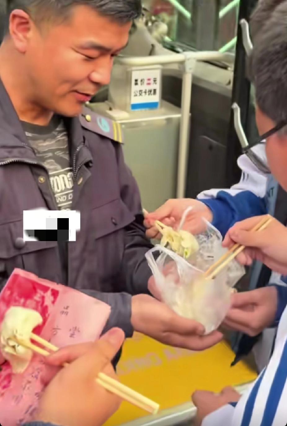 放学时间，一群学生孩子，竟然围住一名公交车司机，抢吃起饺子来，得知道原因后，让人