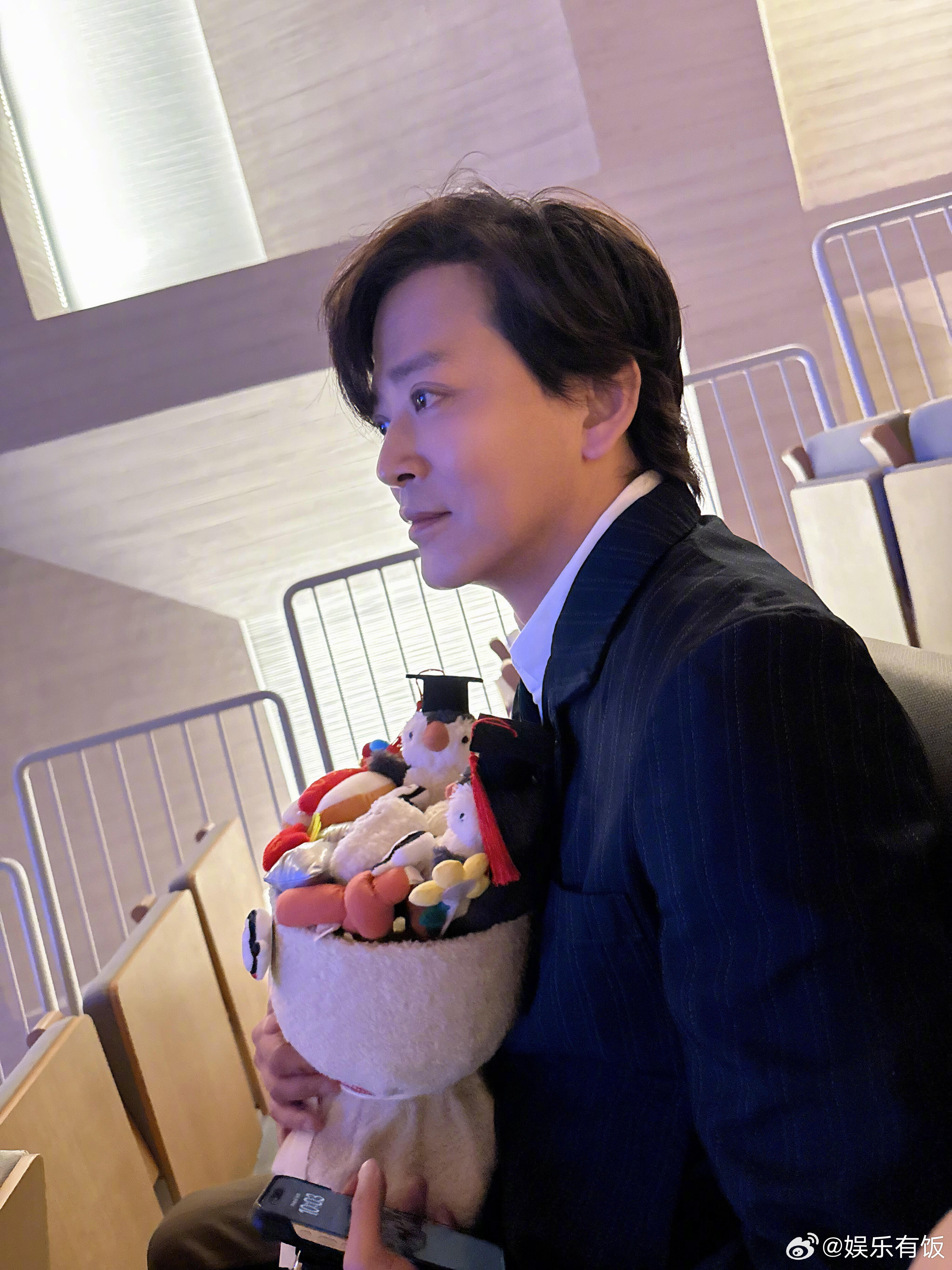 陈晓东女儿小学毕业陈晓东49岁状态 参加女儿小学毕业典礼，49岁的东哥状态依旧很