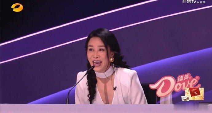 那英那英2026演唱会官宣那英今年开演唱会笑到拍大腿！那英官宣演唱会的样子太圈粉