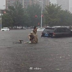 沈阳一医生涉水去上班感动 西安·华严寺